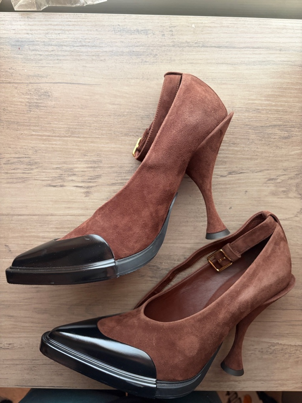 NWT Burberry Evan Brown Suede Pumps with Black Cap Toe